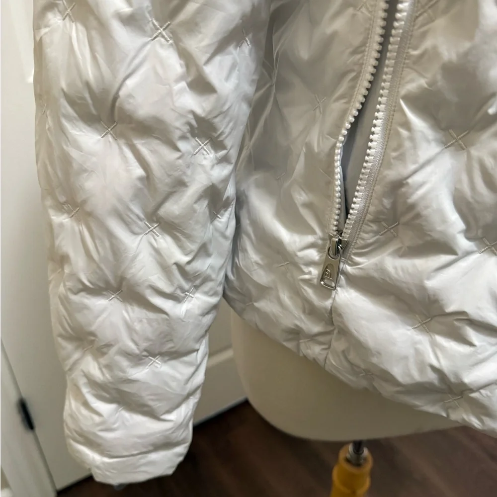 The North Face Women's Light Gray Puffer Jacket - Picture 3 of 9